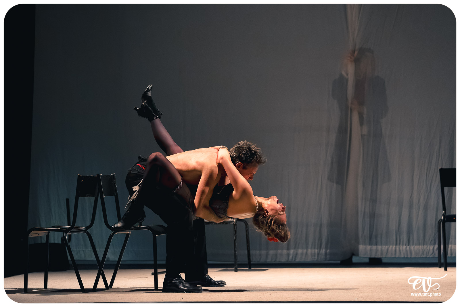 UN FIL A LA PATTE (CIE VIVA)